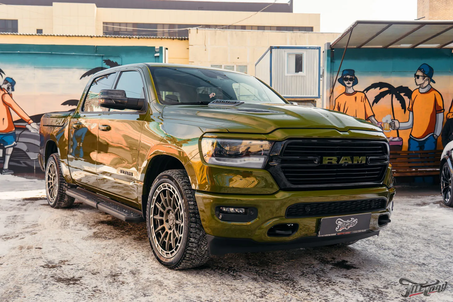 Перетянули потолок со шторкой люка, перешили подушку руля на RAM 1500 + вспомним накладки на суппорта с брашированием